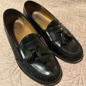 Cole Haan Men’s size 10 D, pinch loafers with tassel.